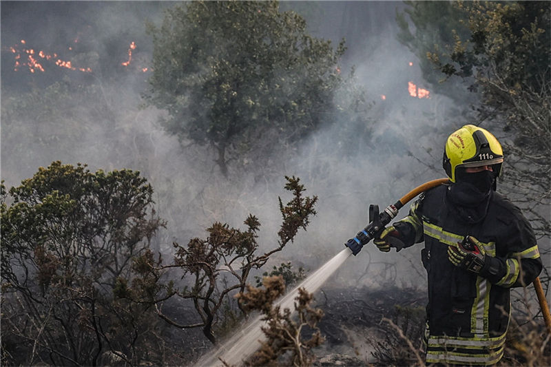 Portugal: incêndio atinge montanha em Cascais