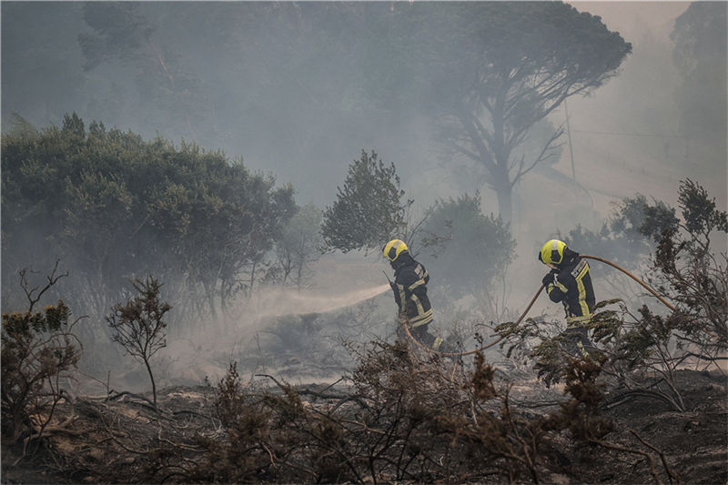 Portugal: incêndio atinge montanha em Cascais