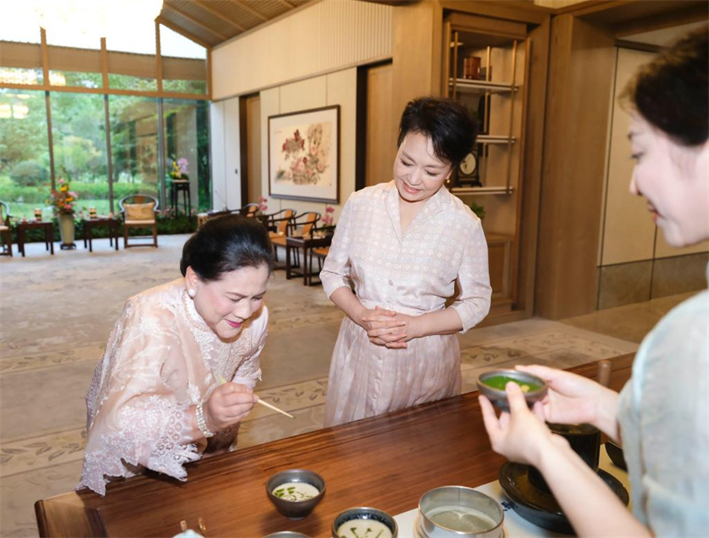 (Universíade de Chengdu) Peng Liyuan se reúne com primeira-dama da Indonésia