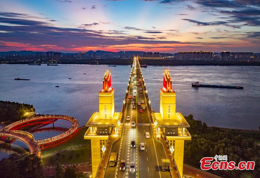 Galeria: Vista noturna da ponte do rio Yangtze em Nanjing