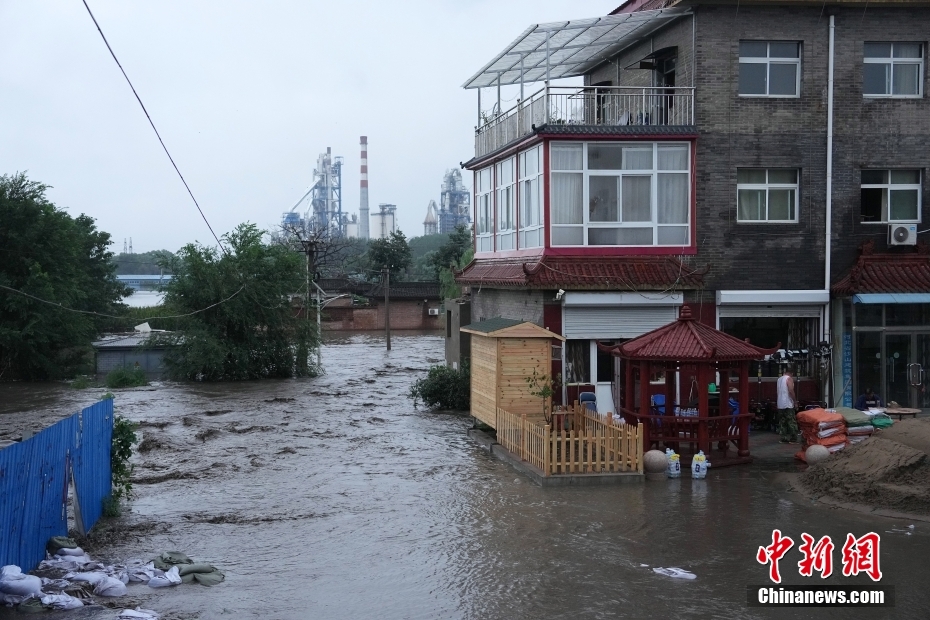 Beijing emite alerta vermelho de inundação