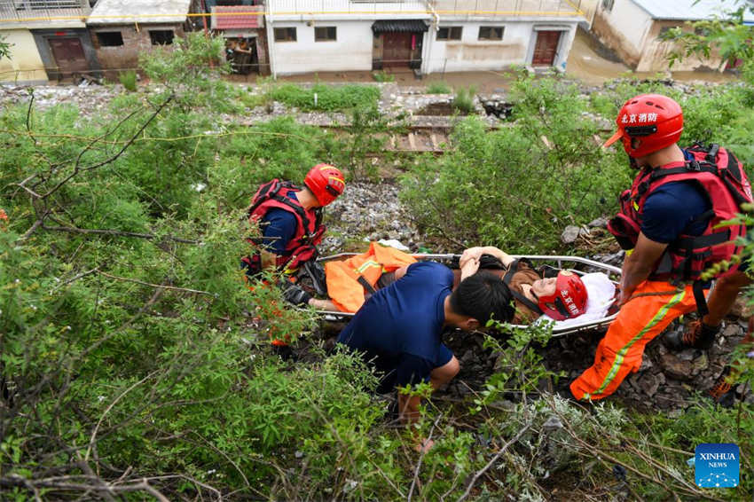 Trabalho de resgate segue em andamento em distritos inundados de Beijing