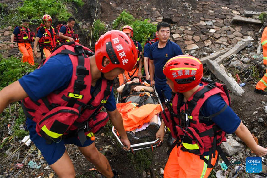 Trabalho de resgate segue em andamento em distritos inundados de Beijing