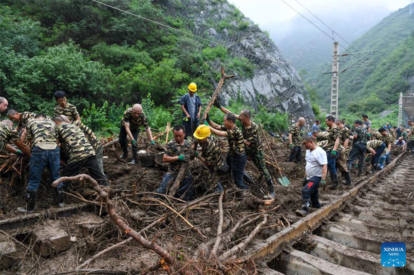 Trabalho de resgate segue em andamento em distritos inundados de Beijing