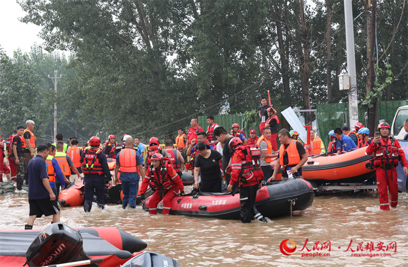 Áreas afetadas por inundações são evacuadas gradualmente em Zhuozhou