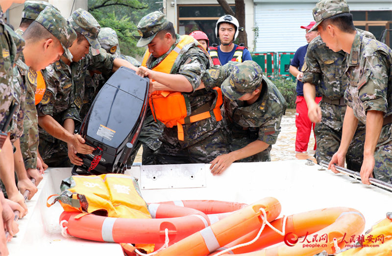 Áreas afetadas por inundações são evacuadas gradualmente em Zhuozhou