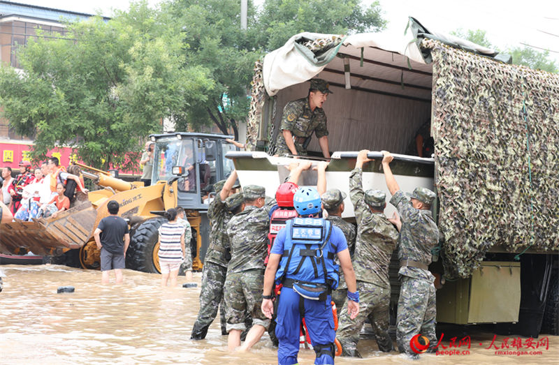 Áreas afetadas por inundações são evacuadas gradualmente em Zhuozhou