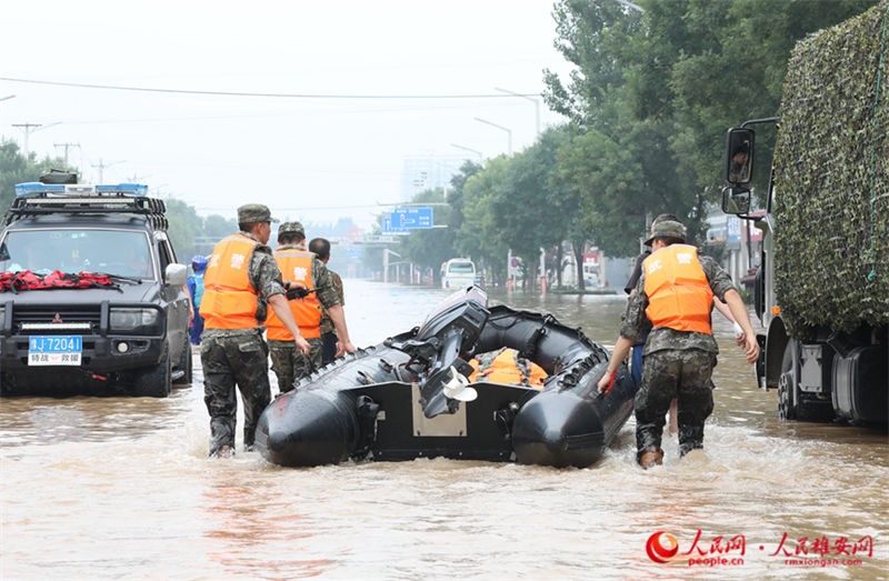 Áreas afetadas por inundações são evacuadas gradualmente em Zhuozhou