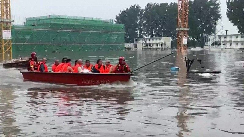 Trabalhos de resgate continuam após a maior precipitação de Beijing em 140 anos