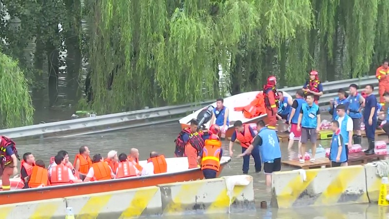 Trabalhos de resgate continuam após a maior precipitação de Beijing em 140 anos