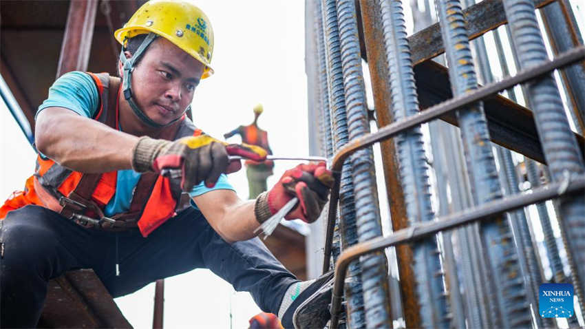 Ponte em construção sobre o Grand Canyon de Huajiang será a mais alta do mundo