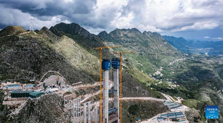 Ponte em construção sobre o Grand Canyon de Huajiang será a mais alta do mundo