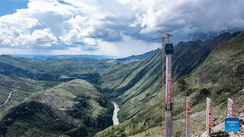 Ponte em construção sobre o Grand Canyon de Huajiang será a mais alta do mundo