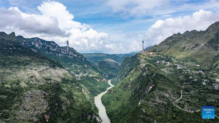 Ponte em construção sobre o Grand Canyon de Huajiang será a mais alta do mundo