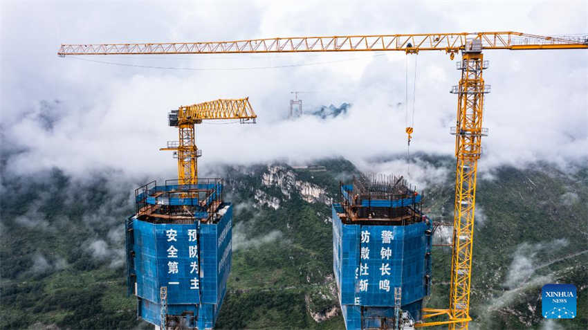 Ponte em construção sobre o Grand Canyon de Huajiang será a mais alta do mundo