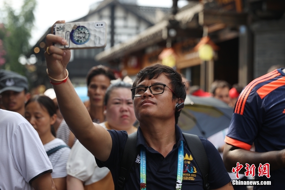 Membros de delegações estrageiras experimentam cultura de Sichuan