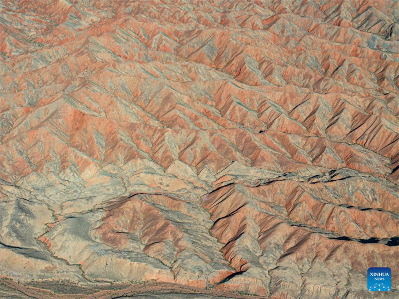 Paisagem única do Parque Geológico Nacional de Danxia em Zhangye atrai numerosos curiosos