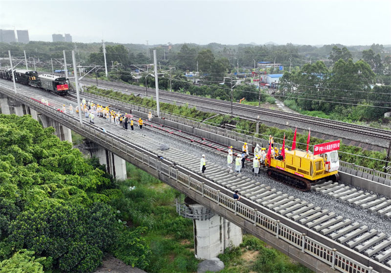 China: primeira ferrovia de alta velocidade até à fronteira com o Vietnã inicia colocação de carris