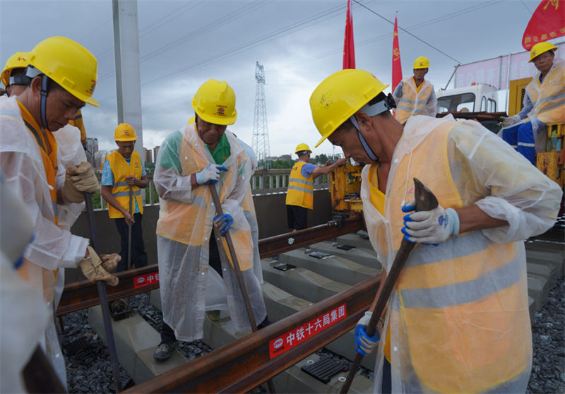 China: primeira ferrovia de alta velocidade até à fronteira com o Vietnã inicia colocação de carris