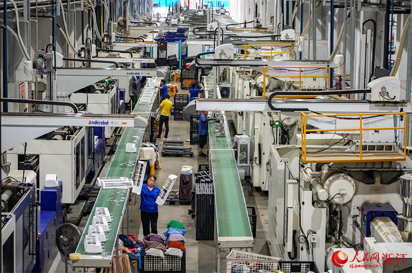 Zhejiang: operários fabricam produtos de exportação para países ao longo do Cinturão e Rota