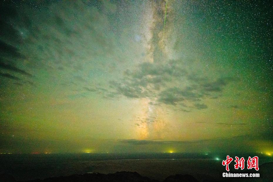 Qinghai: chuva de meteoros na montanha Saishiteng ilumina o céu