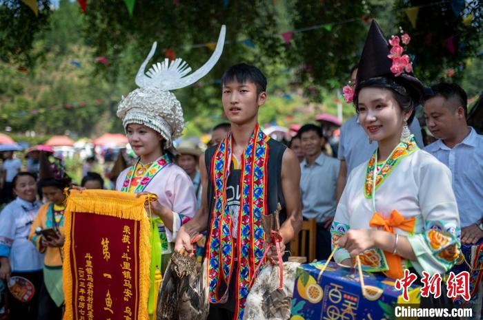 Guizhou: povo da etnia Miao celebra festival tradicional 