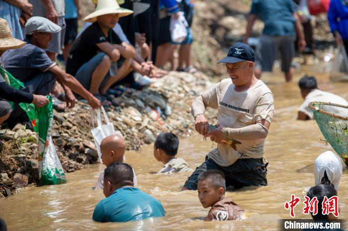 Guizhou: povo da etnia Miao celebra festival tradicional 