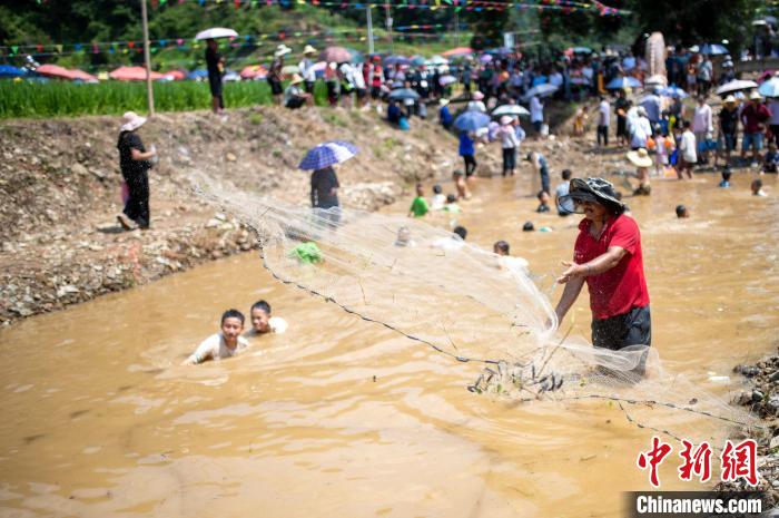 Guizhou: povo da etnia Miao celebra festival tradicional 