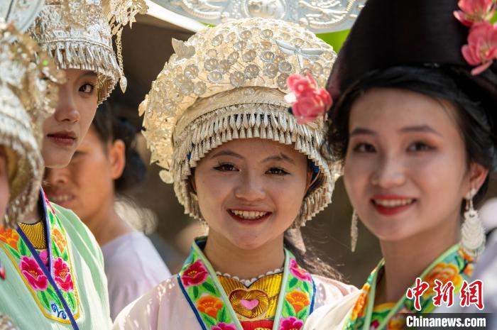 Guizhou: povo da etnia Miao celebra festival tradicional 