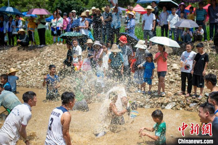 Guizhou: povo da etnia Miao celebra festival tradicional 