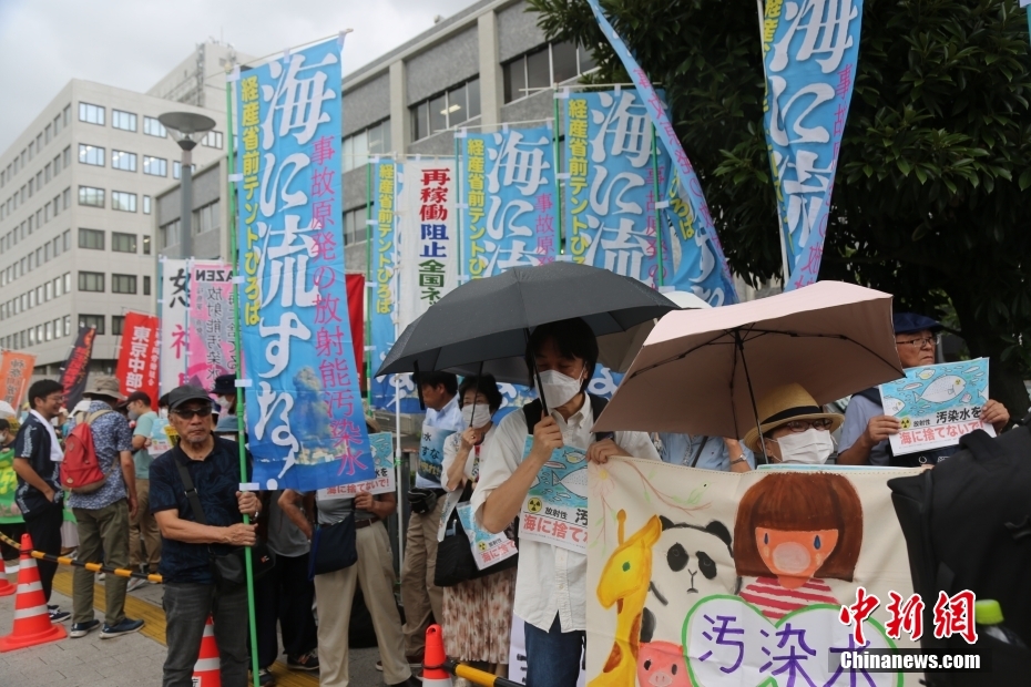 Povo japonês protesta contra descarga de água contaminada da central nuclear de Fukushima
