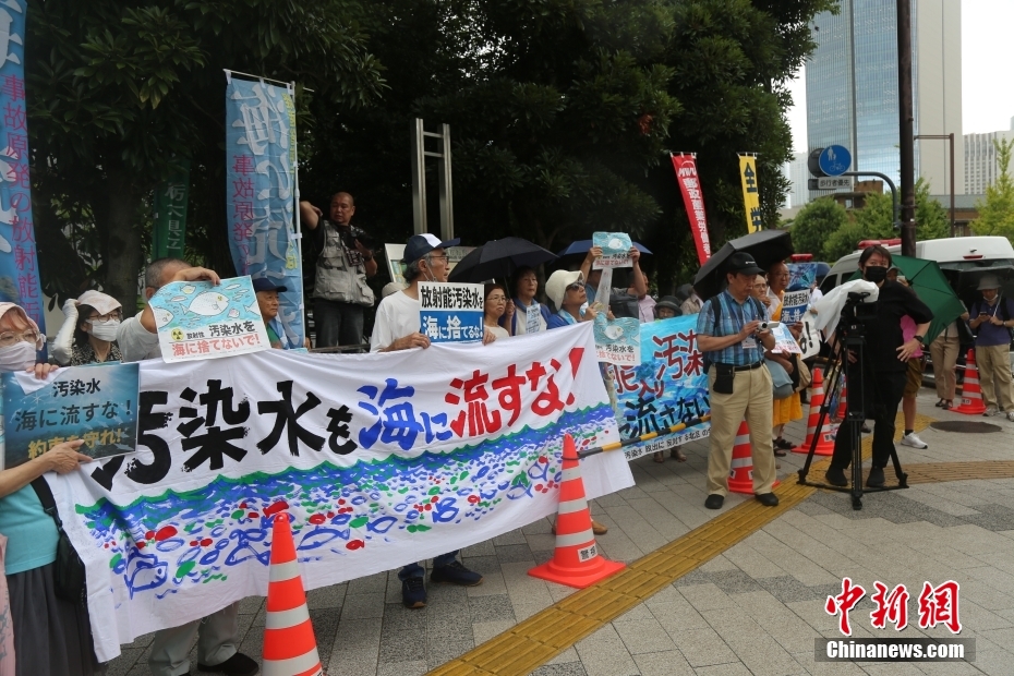 Povo japonês protesta contra descarga de água contaminada da central nuclear de Fukushima