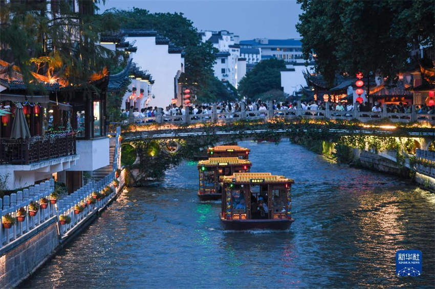 Cidade chinesa de Nanjing dinamiza vida noturna em centro histórico