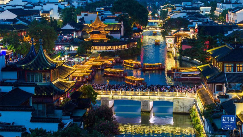 Cidade chinesa de Nanjing dinamiza vida noturna em centro histórico