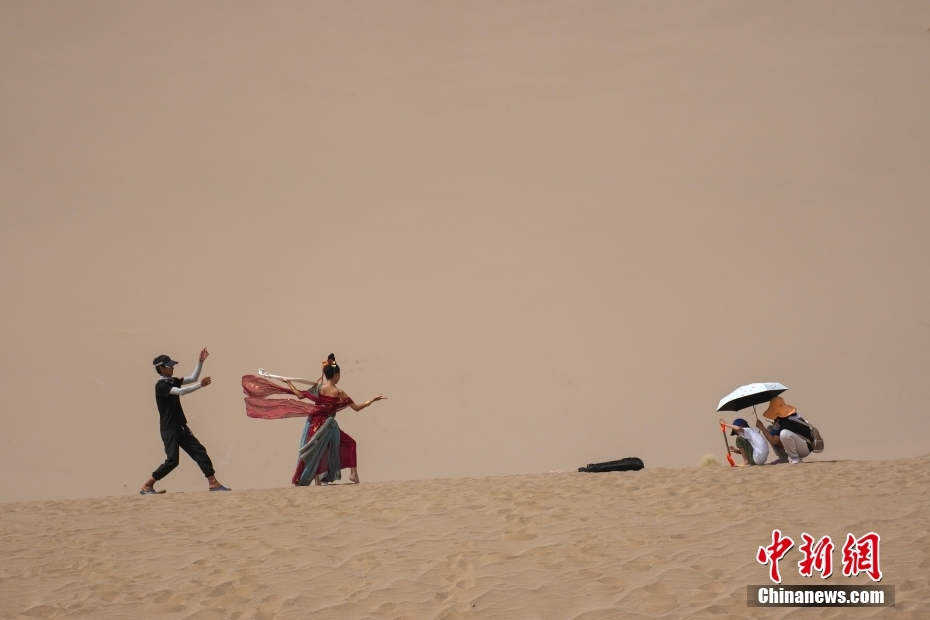 Fotografias de viagem cada vez mais populares em Dunhuang, noroeste da China