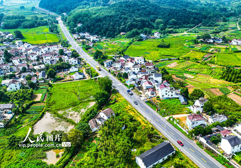 Estradas desimpedidas e beleza paisagística contribuem para revitalização rural no leste da China