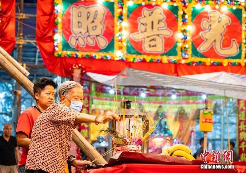 Cidadãos de Hong Kong presenciam celebração do Festival dos Fantasmas Famintos realizada pela comunidade de Chaozhou