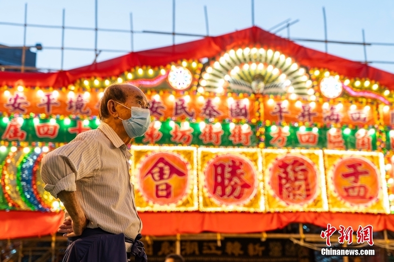 Cidadãos de Hong Kong presenciam celebração do Festival dos Fantasmas Famintos realizada pela comunidade de Chaozhou