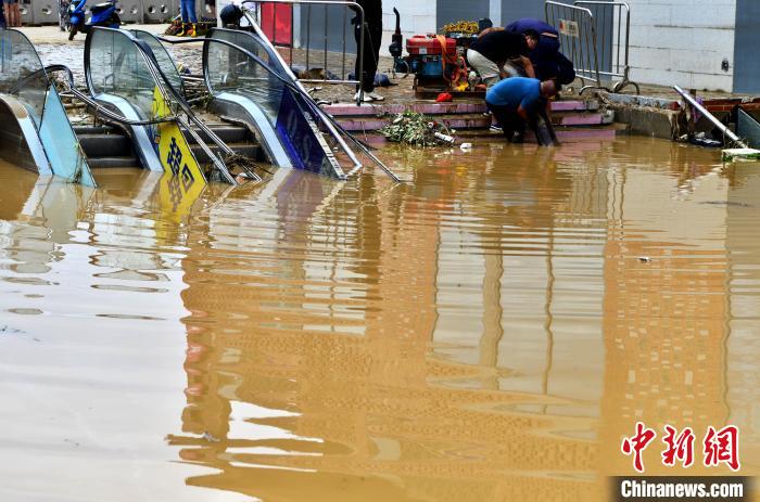 Inundações afetam gravemente áreas urbanas e rurais no leste da China devido ao tufão Haikui