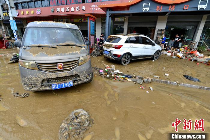 Inundações afetam gravemente áreas urbanas e rurais no leste da China devido ao tufão Haikui