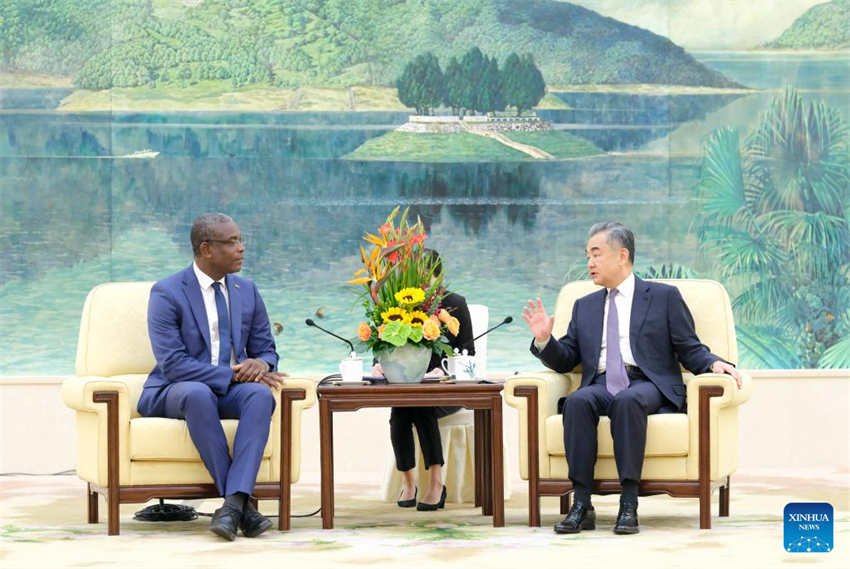 Chanceler chinês reúne-se com homólogo de Granada