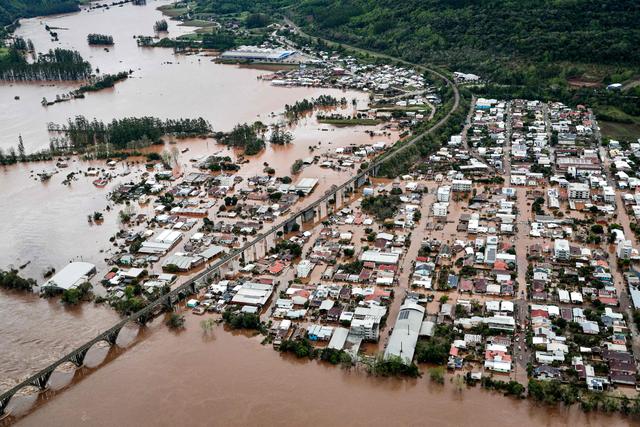Número de mortos nas enchentes no sul do Brasil sobe para 32