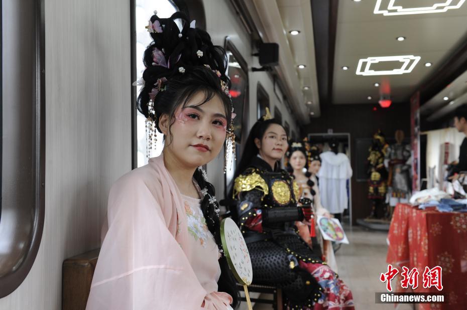 Primeiro trem temático da cultura chinesa é inaugurado em Shaanxi