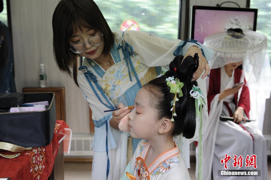 Primeiro trem temático da cultura chinesa é inaugurado em Shaanxi