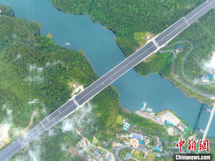 Galeria: ponte Nanmudu sobre rio Wujiang envolta em névoa e nuvens no sudoeste da China