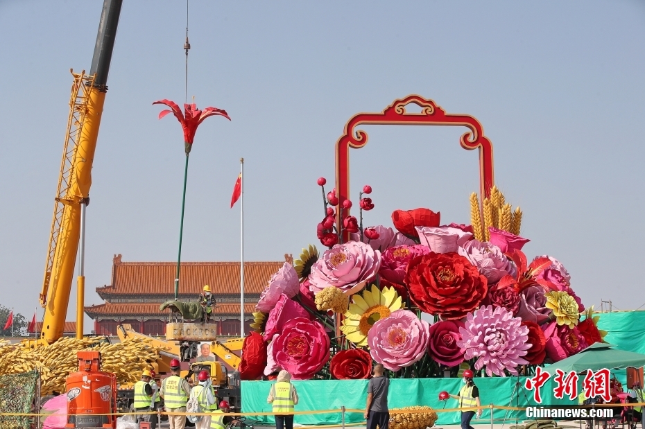 Canteiros de flores são instalados na Praça Tiananmen para feriado do Dia Nacional