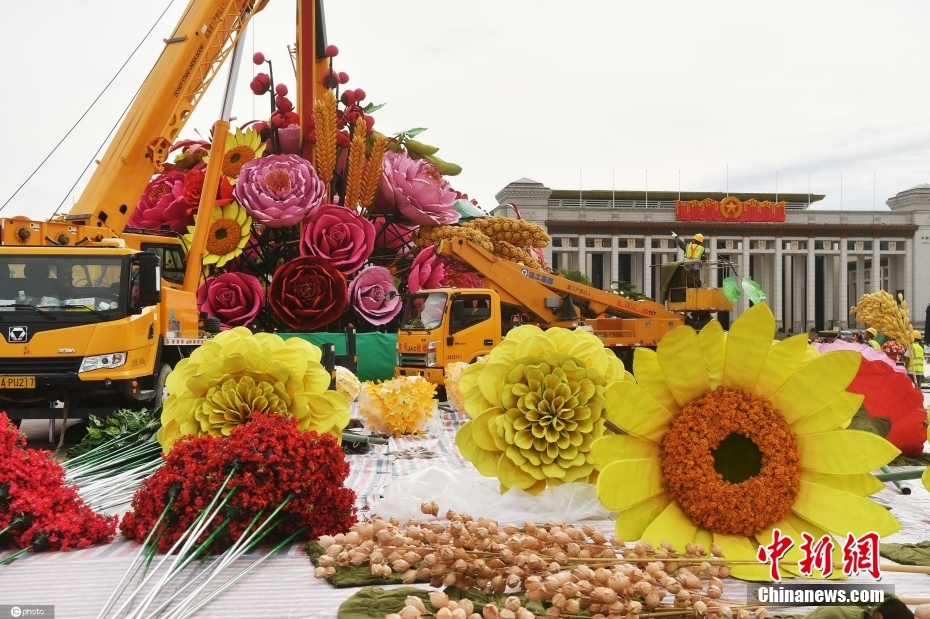 Canteiros de flores são instalados na Praça Tiananmen para feriado do Dia Nacional