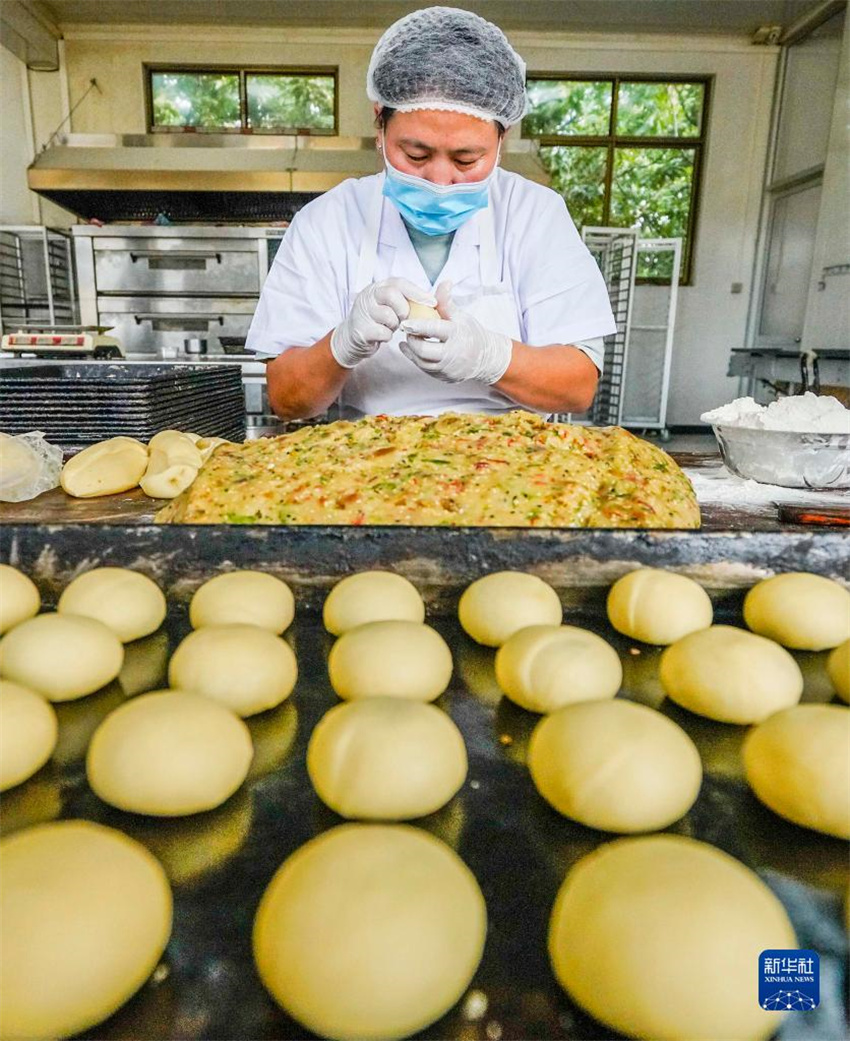 Bolos da lua são produzidos para celebração do Festival do Meio Outono