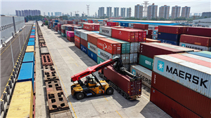 Logística da China para comércio exterior permanece estável, diz funcionáriaAs redes logísticas da China para o comércio internacional mantiveram uma operação sólida este ano e forneceram fortes garantias para a estabilidade das cadeias produtivas e de suprimentos. 