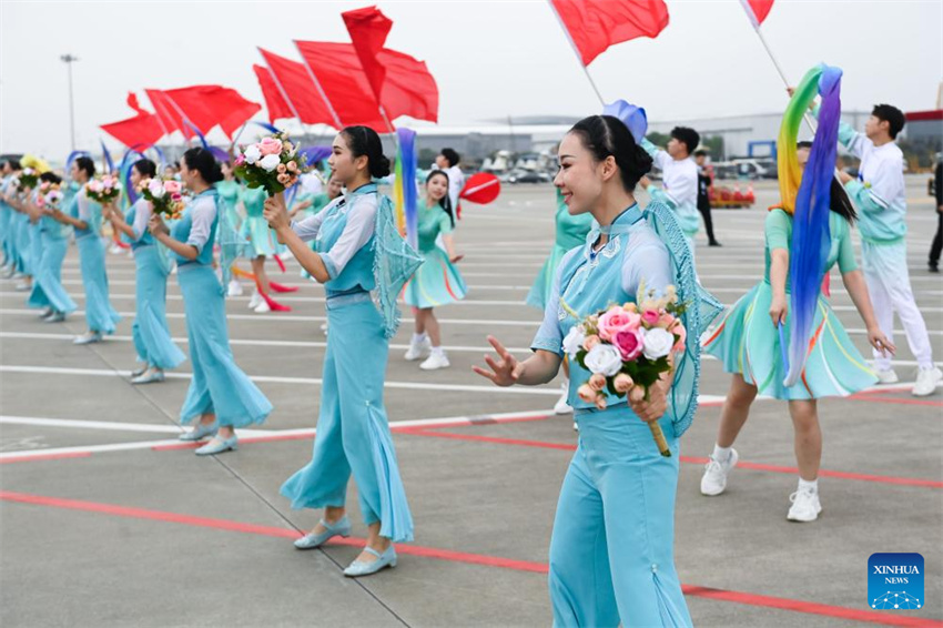 Rei cambojano chega a Hangzhou para os Jogos Asiáticos